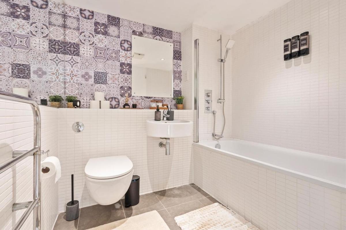Elegant 1br Battersea Flat With Stunning River Views Appartamento